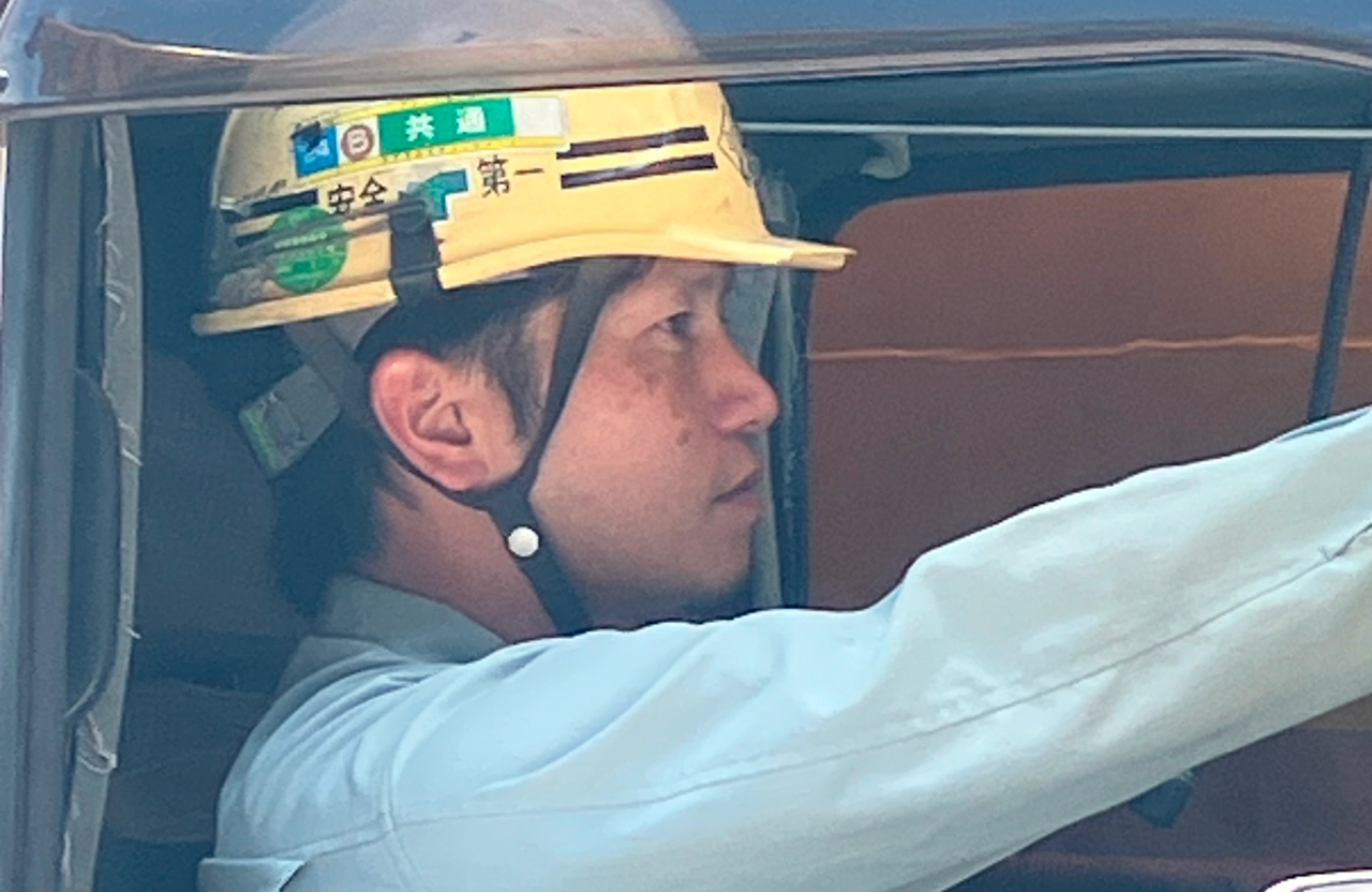 クレーン車を操縦する一丸佳斗さんの写真