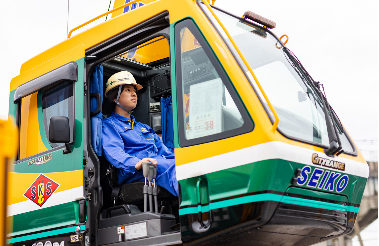クレーン車を操縦する社員の写真
